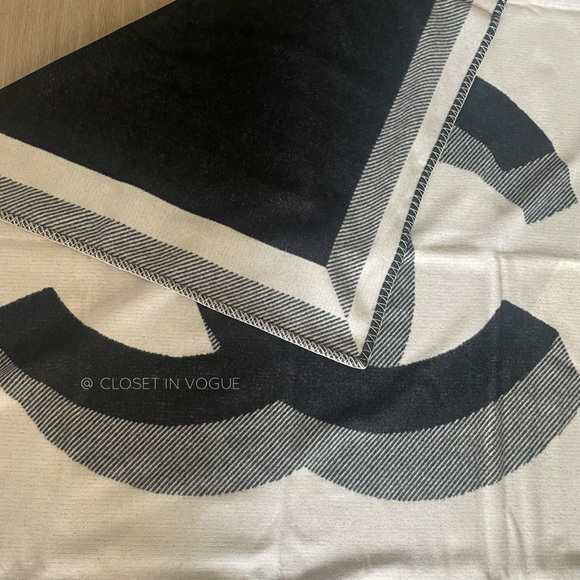Chanel Blanket Throw CC Logo - Picture 5 of 12
